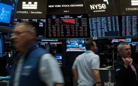 因对美国利率忧虑加剧，道指和标准普尔500指数收盘下跌，银行股表现疲软